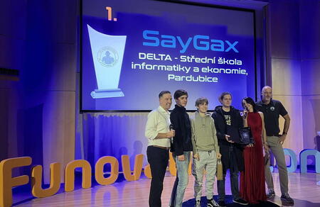 Vítězové hackathonu Foxconn Funovation Hac23 společně se zástupci vedení Foxconnu.