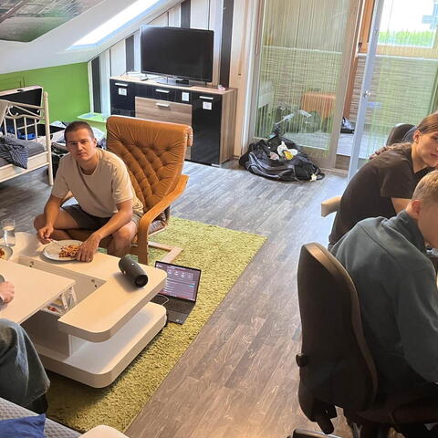 První obídek - boloňské špagety. Přidal jsem jim tam hodně mrkve, ať taky baští nějakou zeleninu. :-)