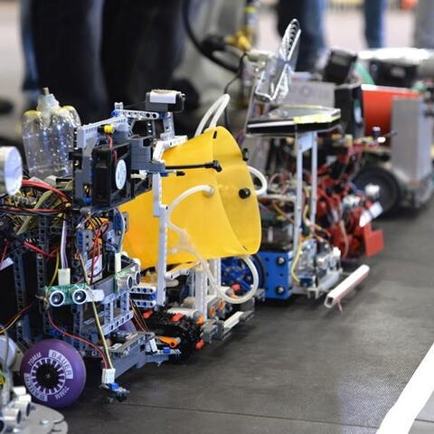 Přehlídka robotů na soutěži RoboRave 2015. Co robot to originál.