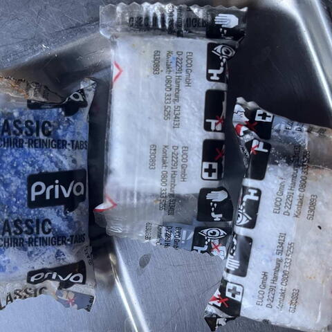 Když tu tabletu vyloupnete z obalu, myčka najednou myje mnohem lépe. :-)