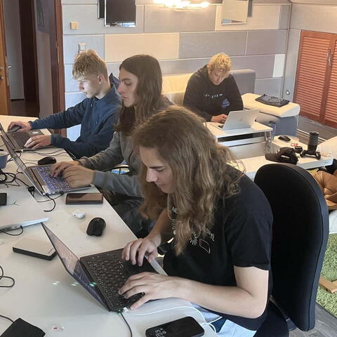 Mládežníci programují každý den od 9:00 do 17:00. Pak mají volno.