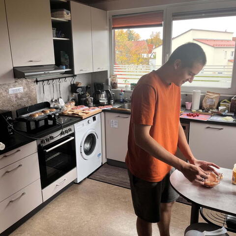 Stas připravuje hamburgery.