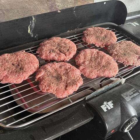 Když jsme hamburgery grilovali, 2x jsme zpusitli kouřový hlásič.