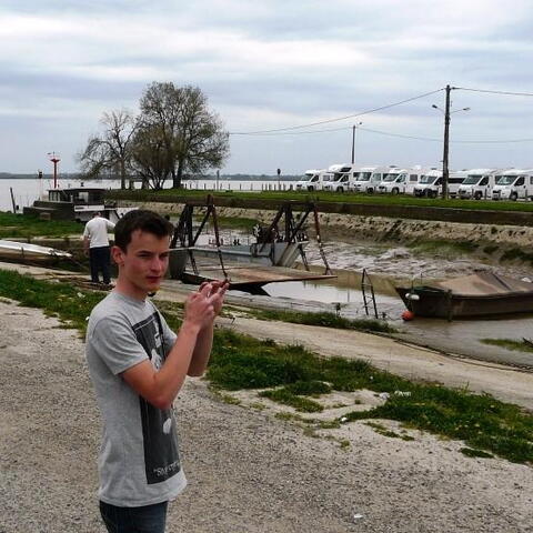 Konečně se mi podařilo ulovit i Matěje, který se vyhýbá každé fotografii. Nedával pozor, když fotil zbytky vody v říčce pod citadelou za odlivu - a byl můj :-)