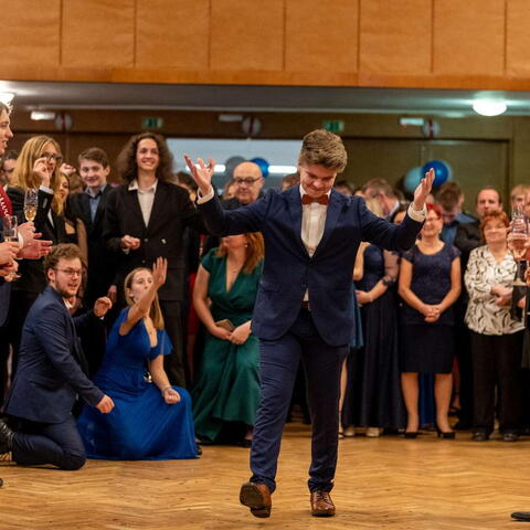 Vojta Volf, hlavní organizátor plesu z řad studentů si jde pro svoji šerpu.