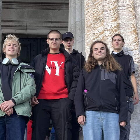 Po obědě jsme to měli na Walhallu už jenom dvacet minutek. Dali jsme si tam kafe a než jsme ho dopili, stihli dorazit už i Zdenda s Jakubem. Takže na Walhalle jsme nakonec byli kompletní.