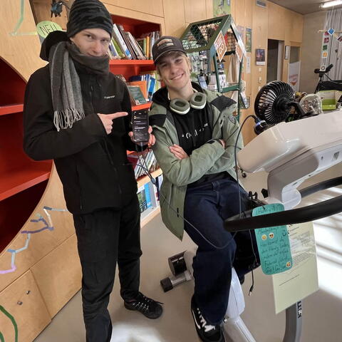 Dobíjení mobilu na rotopedu v centru pro pozorování ptáků.