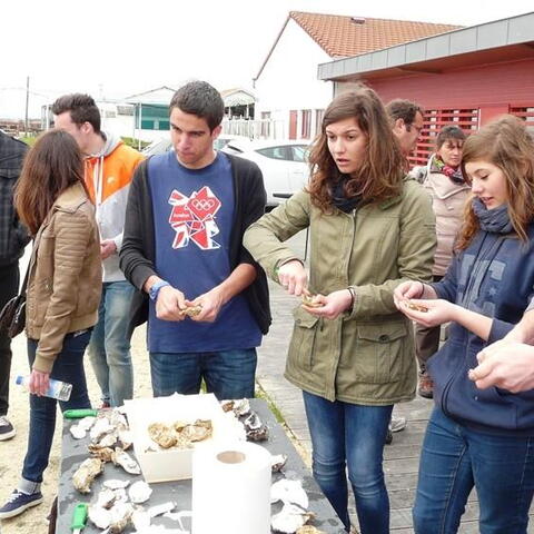 Francouzští studenti byli v otevírání ústřic již zběhlí.