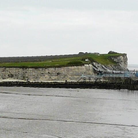 Z vesnice Talmont-sur-Gironde směrem od oceánu do vnitrozemí byl výhled na bílý útes s rybářskými posedy.