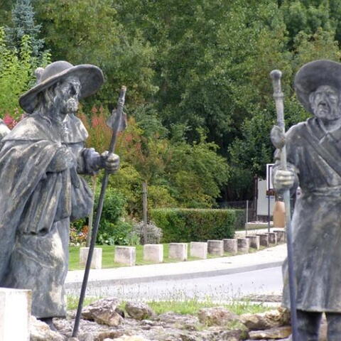 Pilgrims - poutníci. Pons leží na slavné poutní cestě do Santiaga de Compostela. Jako připomínka slouží sochy poutníků na kruhovém objezdu.