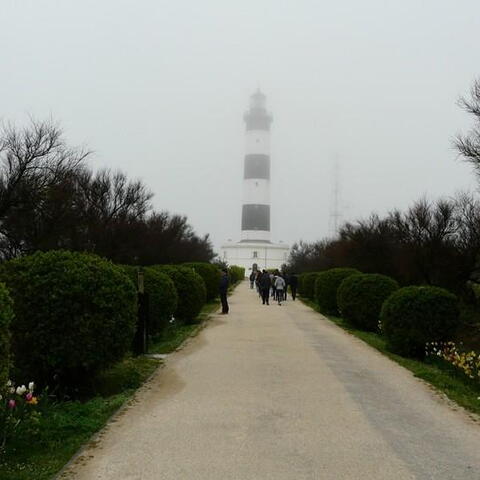 Když jsme přijeli na maják Le phare de Chassiron, byla klasická anglická mlha a pěkná zima.