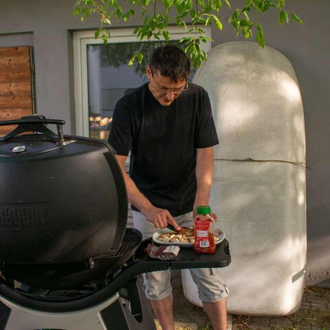 Druhý grilmaster - pan ředitel. Předávání maturitních vysvědčení.