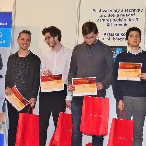 Všechny projekty kluků postoupily do národního finále Expo Science AMAVET. Jmenovitě Luboš Zápotočný, Míra Varga, Michal Havelka, Tomáš Faltejsek, Filip Botai a Martin Rohr. Na fotce chybí ještě Vítek Falta, který přijel z hor jenom na první den.