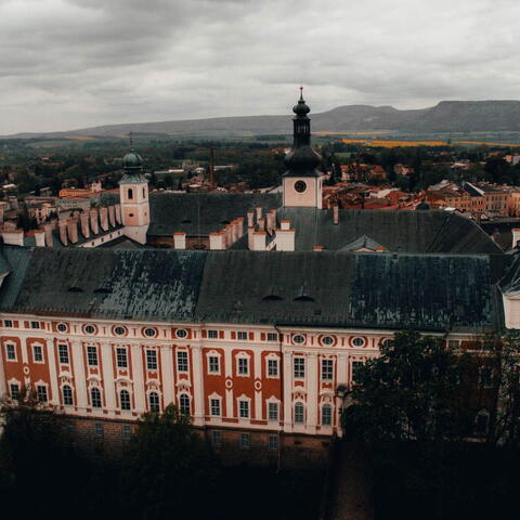 Broumovský klášter z dronu. Jak z filmu "Jméno růže".