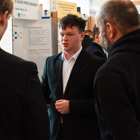 Michal Tvaroh představuje svůj projekt zástupci Fakulty elektrotechniky a informatiky Univerzity Pardubice.