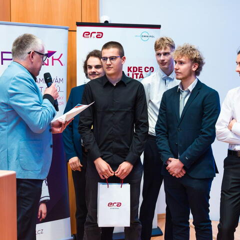 CIMF 2026 - krajské kolo - Milan Starý, ředitel marketingu ERA.aero předává zvláštní cenu projektu Strnadi.