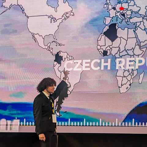 Diego na zahájení ukazuje, kde je Česko