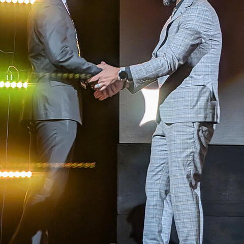 Diego přebírá cenu