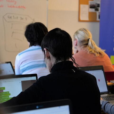 Kurz výuky programování vedl společně s paní učitelkou Hurtovou i student 2. ročníku, Josef Kopecký. | Foto: Denisa Lohniská, studentak 1. ročníku