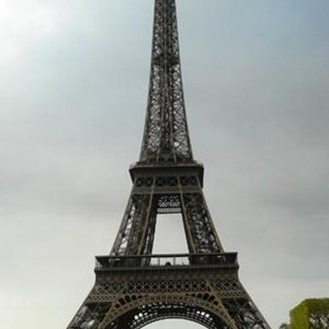 Eiffelova věž při naší návštěvě Paříže.