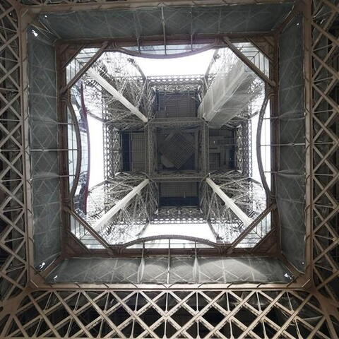 A takhle vypadá Eiffelovka, když se jí podíváte pod sukně. :-)