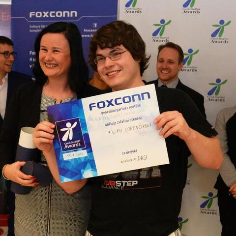 Filip Lorenčík - absolutní vítěz Czech StudNET Awards 2016. Od Foxconnu - hlavního partnera soutěže dostal příjemnou finanční odměnu.