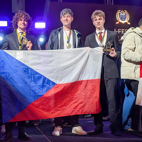 Kluci s vlajkou na pódiu