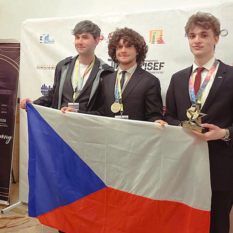 Ve výstavním sále s českou vlajkou