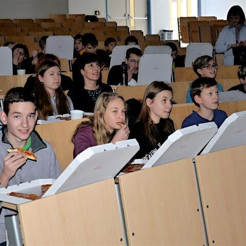 Správný programátor má před sebou notebook nebo pizzu - případně oboje. |foto: Filip Kubáň 1.B