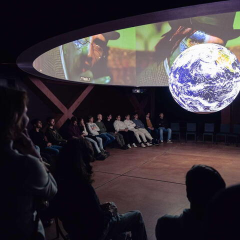 Součástí hlavního dne 3. ročníku byly i filmařské workshopy a přednášky ve Sféře. Speciální projekce - promítání na kouli a prstenec.