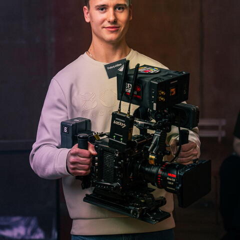 Vítek Petržílek v rukách drží kameru, která i s vybavením vyjde na 1,6 mil. Kč. Jenom zápůjčka na jeden den vyjde na 23 tisíc.