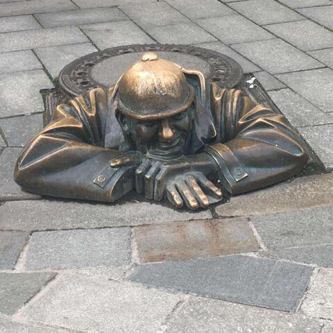 Staré město Bratislavy je plné uměleckých děl. Toto je Man at Work, slovensky: Čumil.