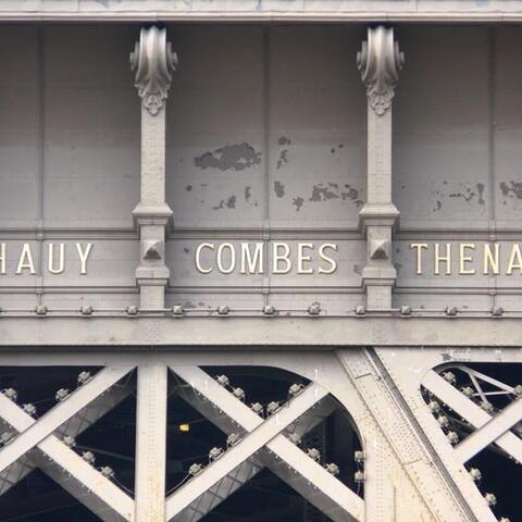 Na Eiffelovce je i jméno našeho zpřáteleného lycea. E. Combes byl významný pedagog a politik z počátku 20. století.