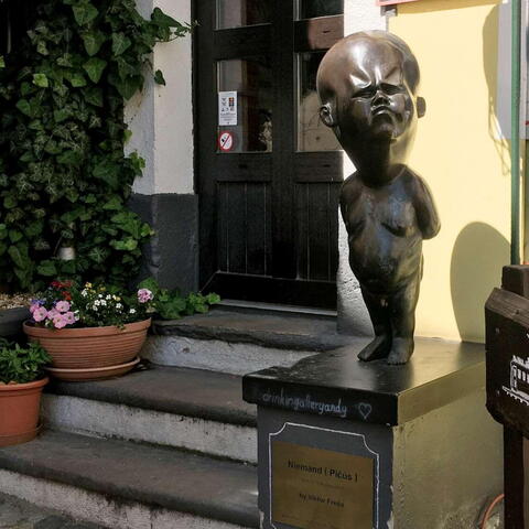 Staré město Bratislavy je plné uměleckých děl. Toto je Niemand od Viktora Freša. Na Slovenský název se mne raději neptejte.