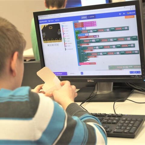 1. ročník Hackathonu BBC micro:bit - Kterou stranou je ta kostka nahoru?