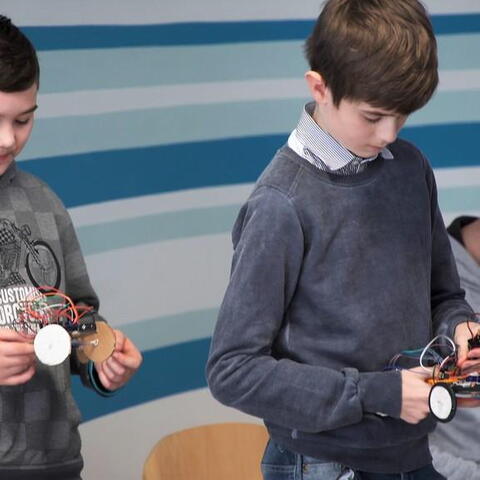 1. ročník Hackathonu BBC micro:bit - příprava na paralelní slalom autíček