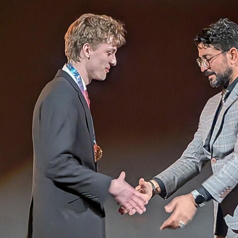 Patrik dostává cenu