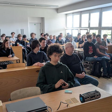 Plný sál na přednášce