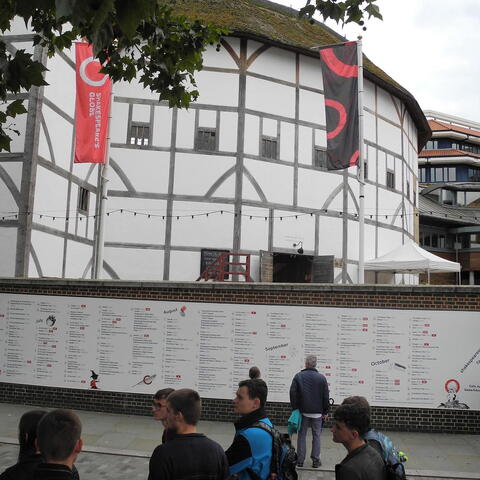 The Globe. Tak tahle banda by z Shakespeara odmaturovat mohla