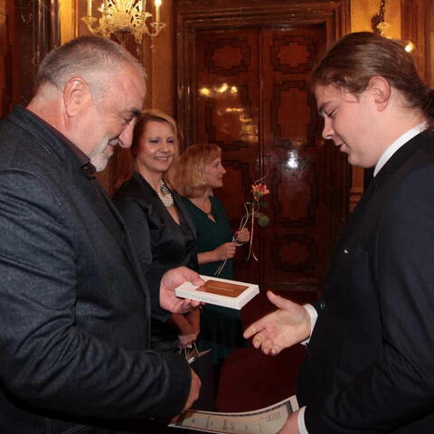 Věcnou cenu v soutěži Mladý řemeslník předává Vítkovi pan senátor Petr Šilar.