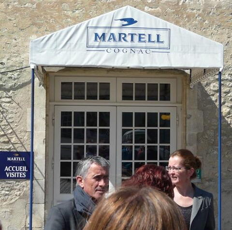 Přijeli jsme do firmy Martell - výrobce nejlepšího koňaku na světě. Leží uprostřed městečka se jménem Cognac - jak jinak, že...