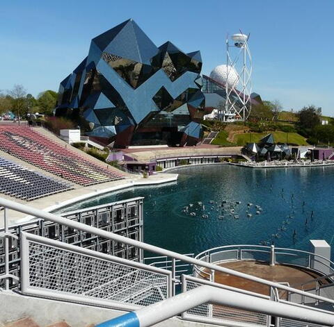 Futuroscope je zajímavý i architekturou jednotlivých staveb.
