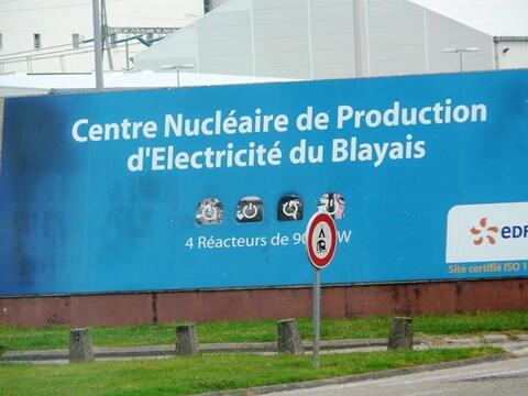 Příjezd do jaderné elektrárny v Blayais.