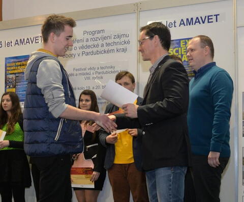 Primátor Pardubic Martin Charvát předává diplom Adamu Beňovi s postupem do finále Expo Science AMAVET 2015.
