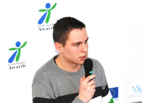 Vojta Danihelka prezentuje návrh webu Truhlářství Jirman + Jirásek, který dělá pod vedením eBRÁNy.