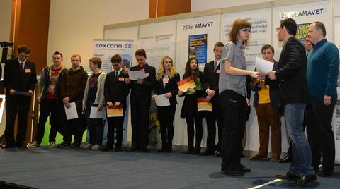 Primátor Pardubic Martin Charvát předává diplom Josefu Gajdůškovi s postupem do finále Expo Science AMAVET 2015.