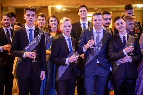 Maturanti se šampaňským |foto: Jan Jirásek