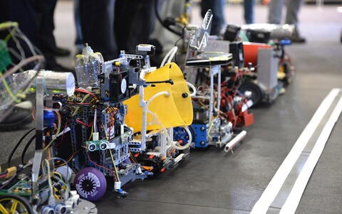 Přehlídka robotů na soutěži RoboRave 2015. Co robot to originál.