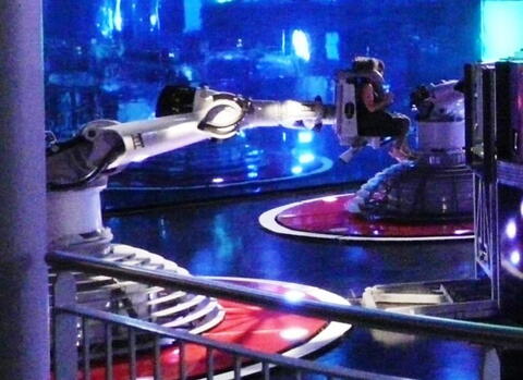 Atrakce se jmenovala "Tanec robotů". Byli jsme nemile překvapeni zjištěním, že roboti budou tancovat s námi. Centrifuga hadr. :-)