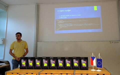 A tady jsou, fešáci. Myslíme tablety i když pánovi z Microsoftu to samozřejmě taky sluší.